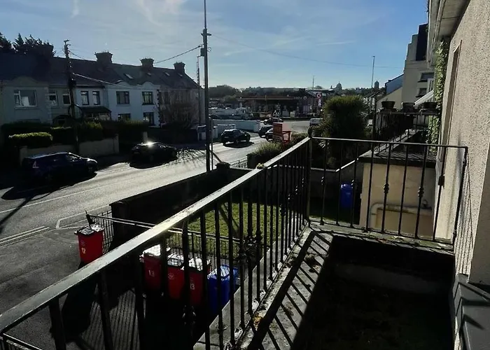 University Lodge - Central 4 Bed Apt & Free Parking