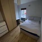 University Lodge - Central 4 Bed Apt & Free Parking