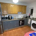 University Lodge - Central 4 Bed Apt & Free Parking