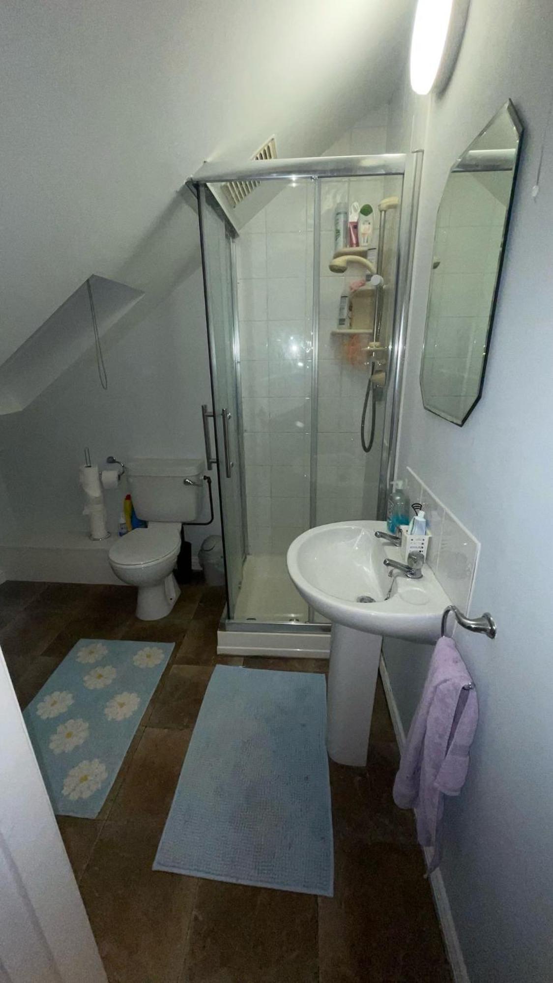Apartment - 4 Bed & Free Parking *