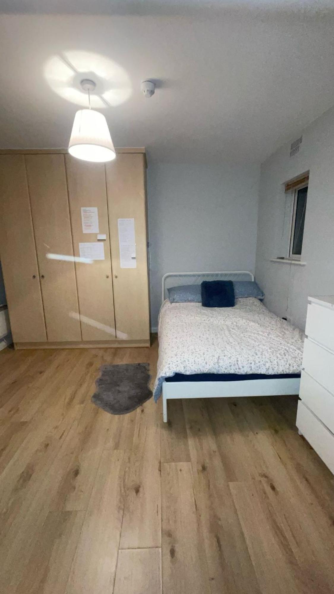 - 4 Bed & Free Parking