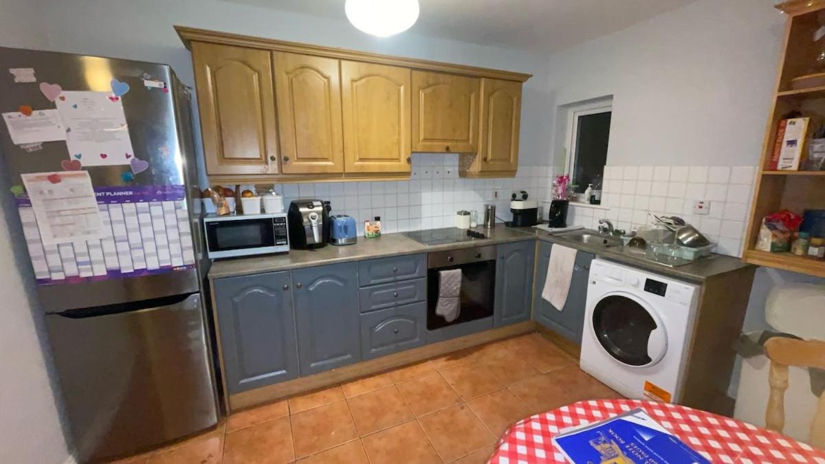 - 4 Bed & Free Parking * Galway
