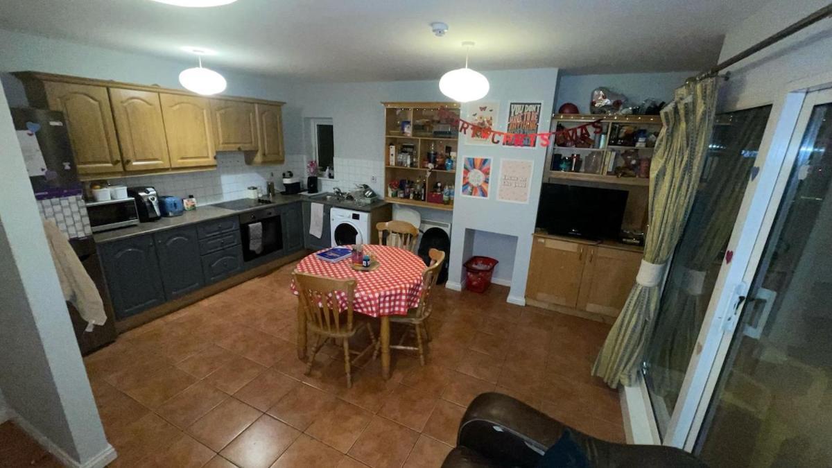 - 4 Bed & Free Parking * Galway