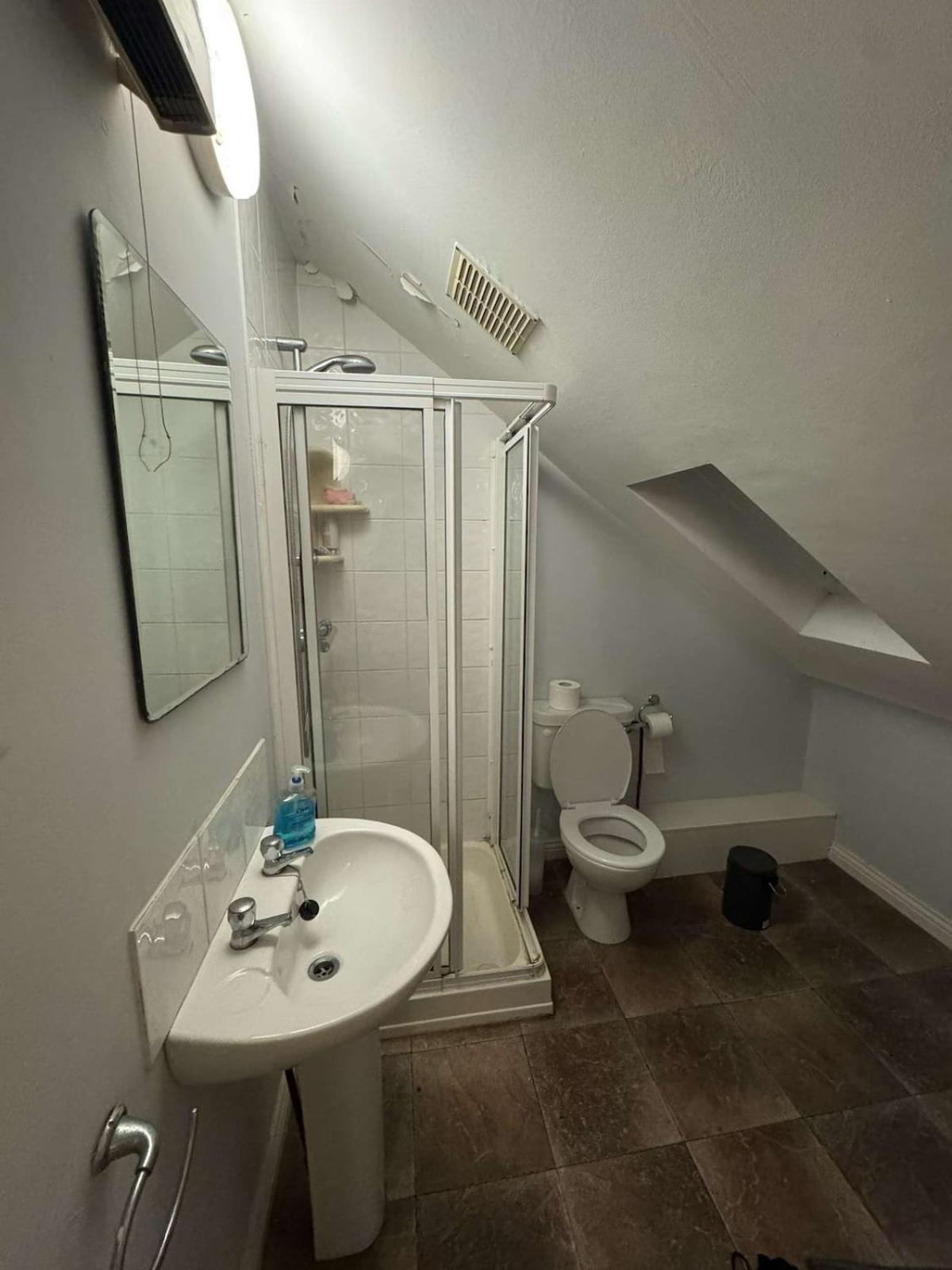 - 4 Bed & Free Parking Apartment