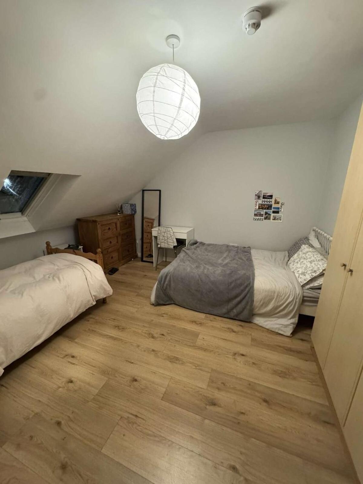 - 4 Bed & Free Parking Apartment *