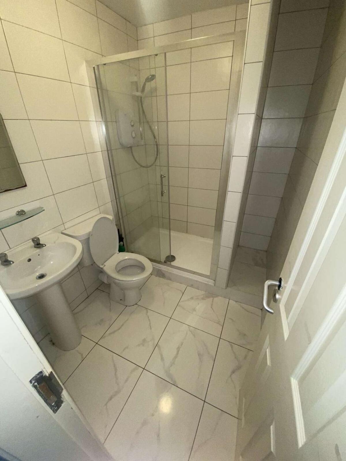 Apartment - 4 Bed & Free Parking